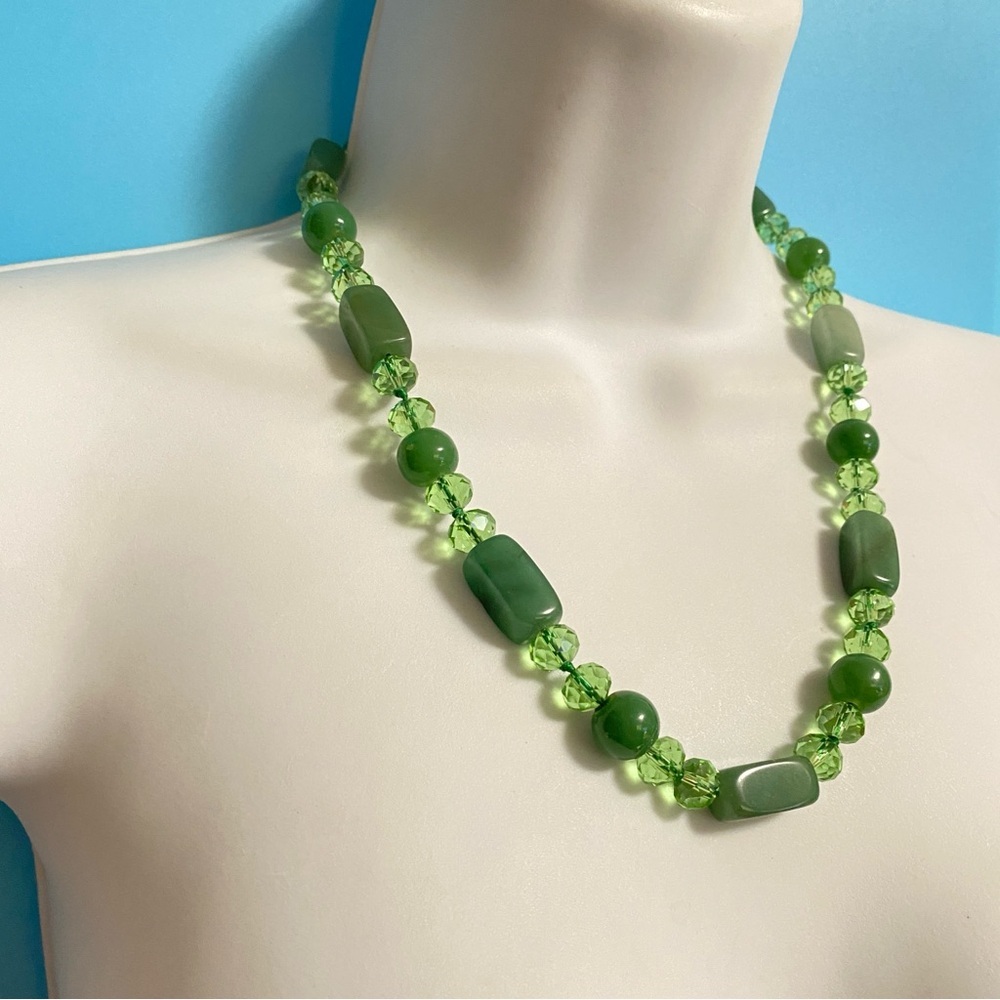 Green Glass Beads Hand Knotted Silk Necklace - Picture 8 of 8